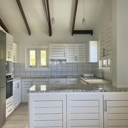 Vallonend Beachfront Villa With Excellent View 벨옴브레 외부 사진
