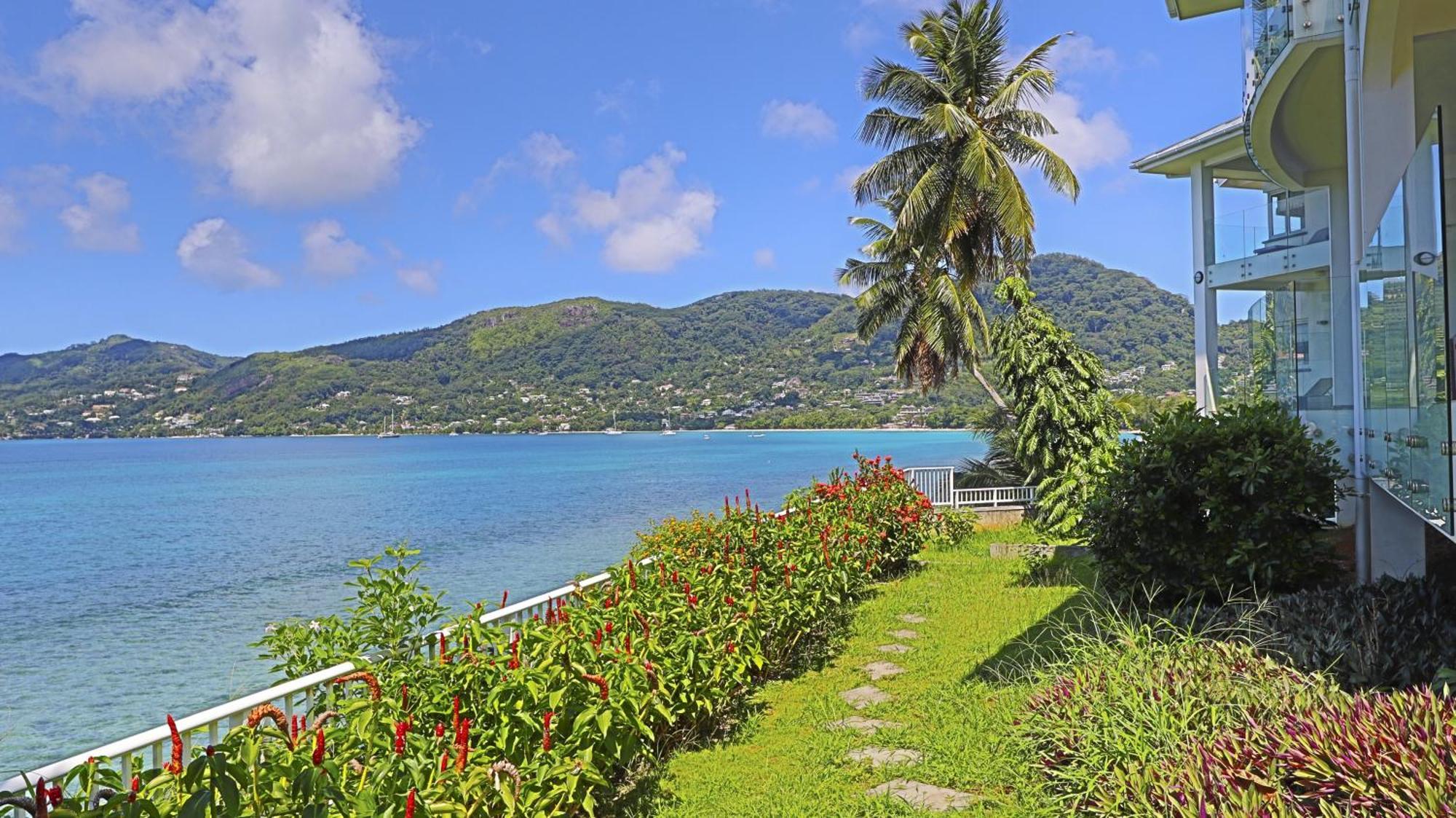 Vallonend Beachfront Villa With Excellent View 벨옴브레 외부 사진