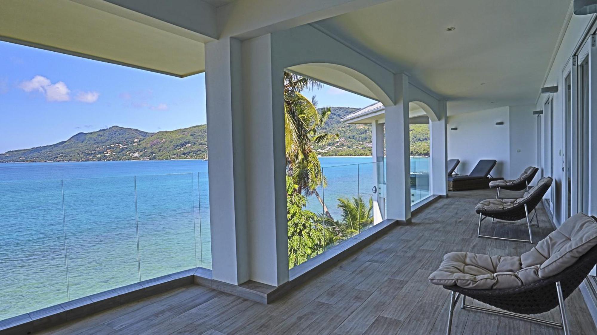 Vallonend Beachfront Villa With Excellent View 벨옴브레 외부 사진